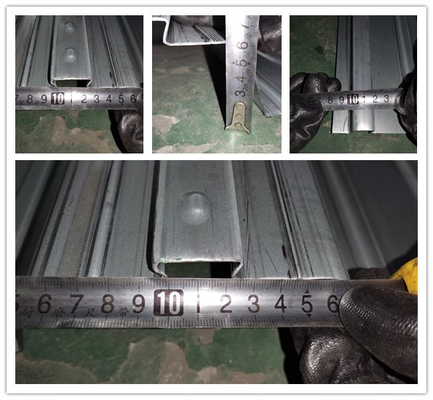 Macchina per la produzione di lamiere di rivestimento per pavimenti in acciaio metallico