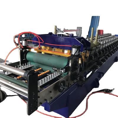 Macchina per la formazione di rotoli di rivestimento di pannelli murali con errore di taglio di più di 1 mm
