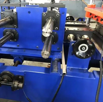 Macchina per la formazione di rotoli di rivestimento di pannelli murali con errore di taglio di più di 1 mm