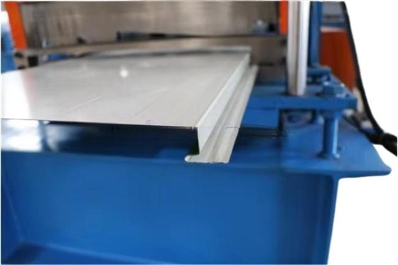 Macchina per la formazione di rotoli per pareti metalliche e profili soffici per prodotti finali lisci e belli
