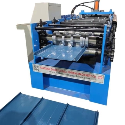 Macchina per la formazione di rotoli di lamiere di acciaio per la produzione di pannelli a chiusura rapida di coperture metalliche a cucitura stazionaria