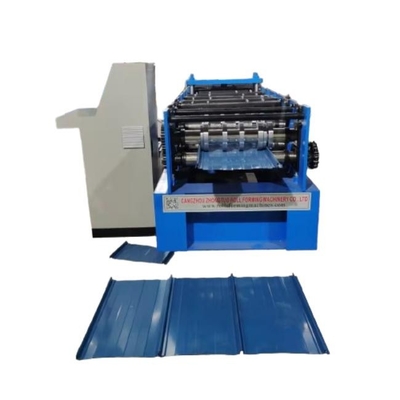 Macchina per la formazione di rotoli di lamiere di acciaio per la produzione di pannelli a chiusura rapida di coperture metalliche a cucitura stazionaria