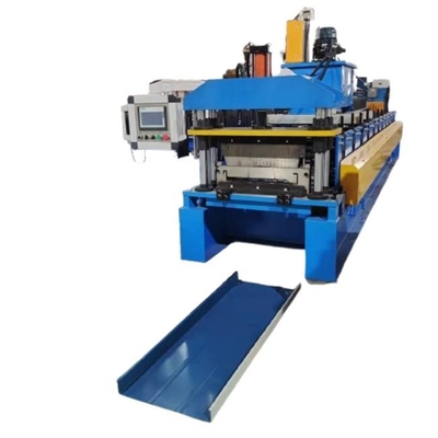 Macchina per la formazione di rotoli di lamiere di acciaio per la produzione di pannelli a chiusura rapida di coperture metalliche a cucitura stazionaria