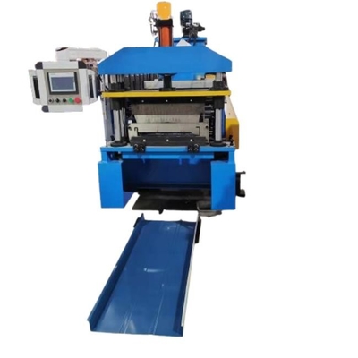 Macchina per la formazione di rotoli di lamiere di acciaio per la produzione di pannelli a chiusura rapida di coperture metalliche a cucitura stazionaria