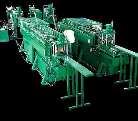 Macchina per la formazione di rotoli di scaffalature ad alta velocità con servo alimentatore e punzione idraulica