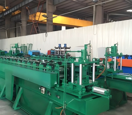 Macchina per la formazione di rotoli di scaffalature ad alta velocità con servo alimentatore e punzione idraulica
