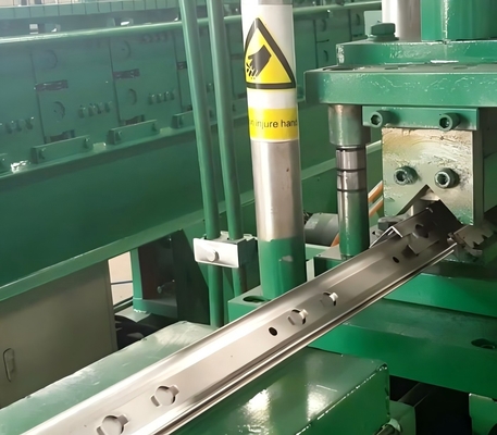 Macchina per la formazione di rotoli di scaffalature ad alta velocità con servo alimentatore e punzione idraulica