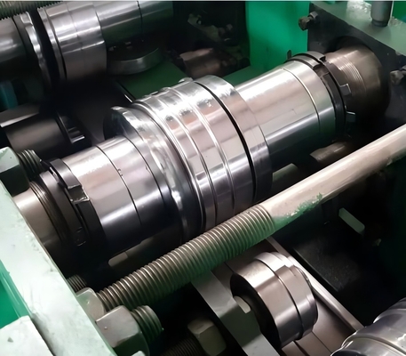 Macchina per la formazione di rotoli di scaffalature ad alta velocità con servo alimentatore e punzione idraulica