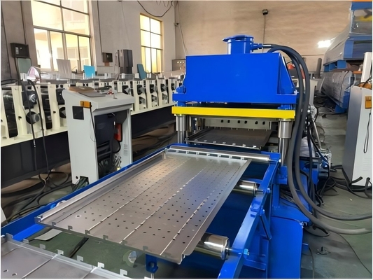 Macchina di formaggio a rotolamento per pallet racking completamente automatica per la produzione ad alto volume con foratura idraulica