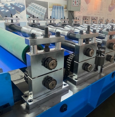 Versatile passo piastrelle di tetto fogli di rotolamento macchina di formazione In russo