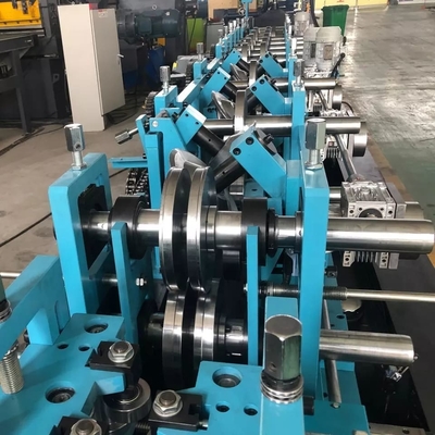 Macchina di formazione di rotoli per bobine galvanizzate
