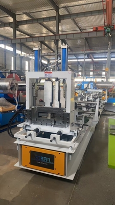 Macchina per la trasformazione automatica di rotoli di purlino con 20 stazioni