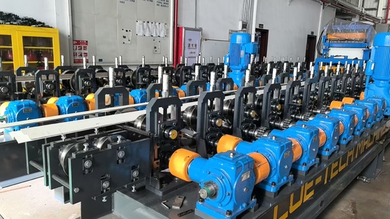 Macchine per la formazione di rotoli di taglio per acciaio e alluminio con capacità di spessore compresa tra 30 e 16 calibri