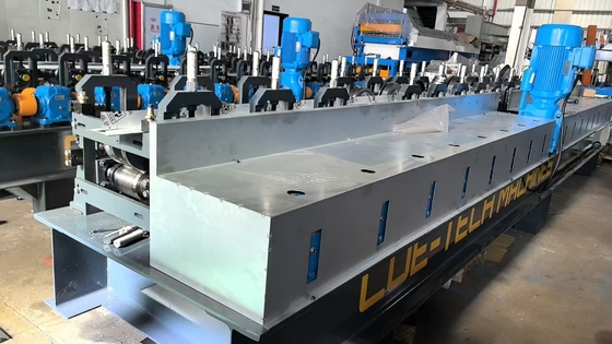 Macchine per la formazione di rotoli di taglio per acciaio e alluminio con capacità di spessore compresa tra 30 e 16 calibri
