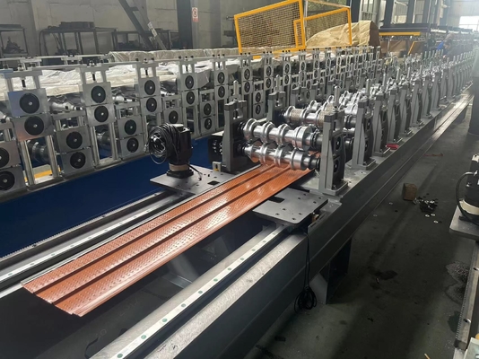 Sistema automatico di controllo e taglio per il laminamento dei pannelli soffici per un funzionamento regolare