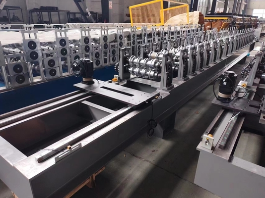 Sistema automatico di controllo e taglio per il laminamento dei pannelli soffici per un funzionamento regolare