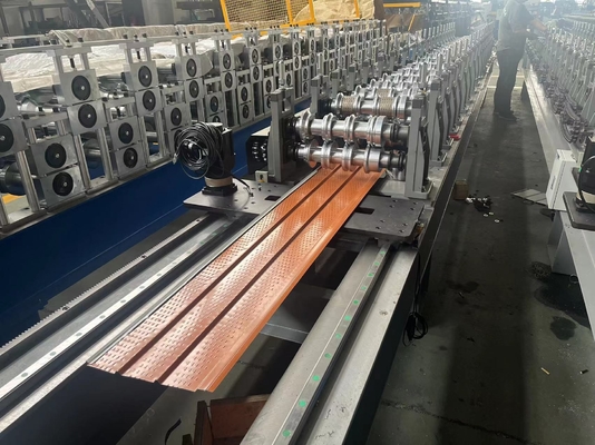 Sistema automatico di controllo e taglio per il laminamento dei pannelli soffici per un funzionamento regolare