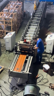 Sistema automatico di controllo e taglio per il laminamento dei pannelli soffici per un funzionamento regolare