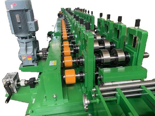 Macchine per la formazione di rotoli di pareti secche metalliche di calibro leggero e di tracciato a forma di C. Macchine in acciaio per soffitti
