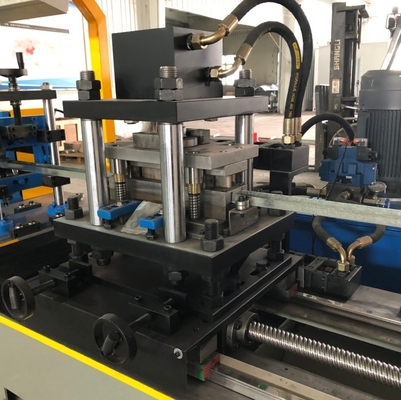 Macchine per la formazione di rotoli a profilo U metallico con fori di rotolamento