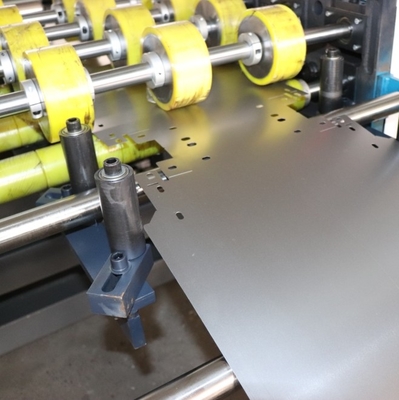Macchine per la formazione di rotoli di pannelli di scaffali di metallo per supermercati