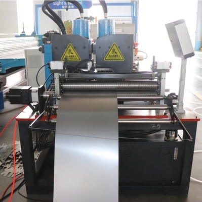Macchina per la fabbricazione di pannelli di fogli di rivestimento per pareti metalliche