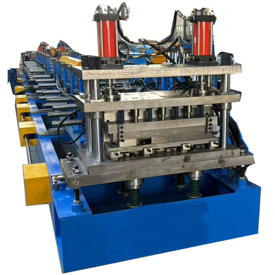 Macchina per la fabbricazione di pannelli di fogli di rivestimento per pareti metalliche