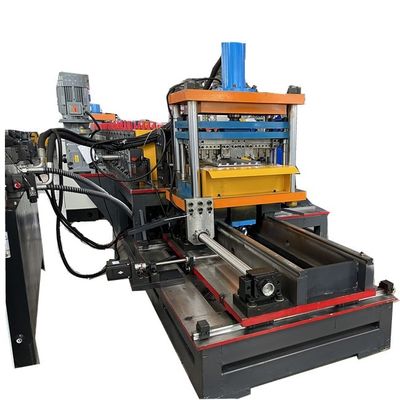 Macchina per la realizzazione di profili di pannelli posteriori di scaffali di supermercati in metallo