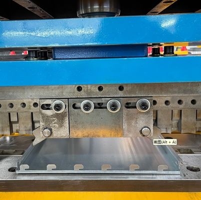 Macchina per la realizzazione di profili di pannelli posteriori di scaffali di supermercati in metallo