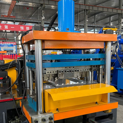 Macchina per la realizzazione di profili di pannelli posteriori di scaffali di supermercati in metallo