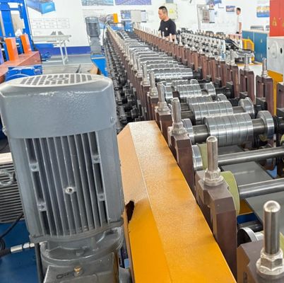 Macchine per la lavorazione del laminato a cappuccio regolabile in larghezza