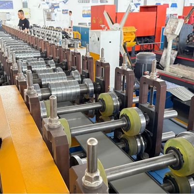 Macchine per la lavorazione del laminato a cappuccio regolabile in larghezza