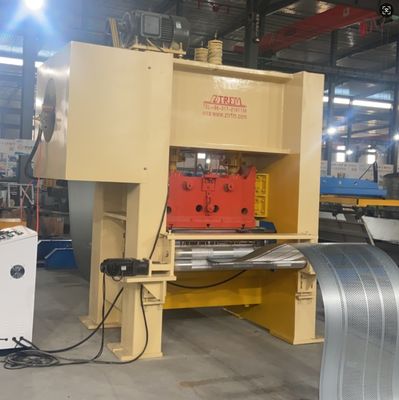 Macchine per la formazione di profili di pannelli di barriera acustica acustica