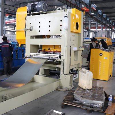 Macchine per la formazione di profili di pannelli di barriera acustica acustica