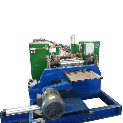 Macchina di formazione a rotoli per la produzione di pannelli laterali di lotti